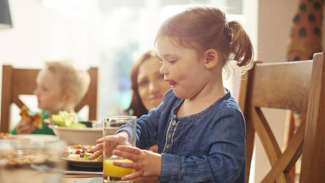 宝宝学会专心吃饭,才能健康茁壮成长