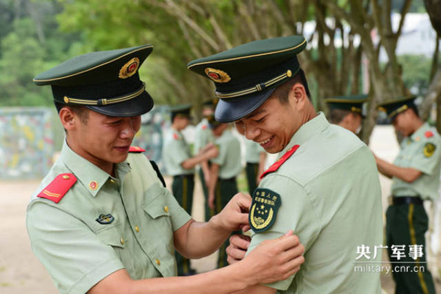 边防武警换上新式标志服饰 士兵喜笑颜开