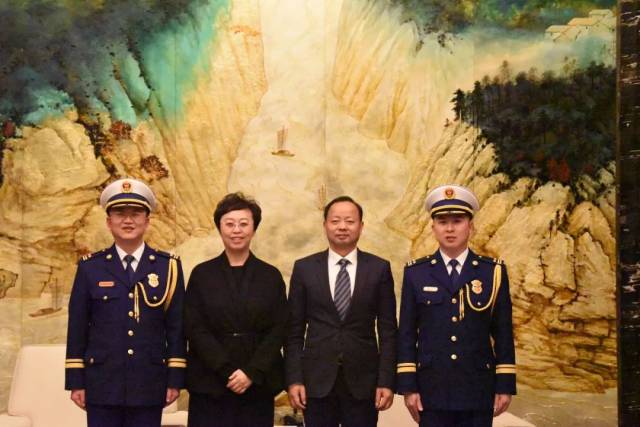 内江市市委书记马波,代市长郑莉出席市综合性消防救援队伍换装宣誓
