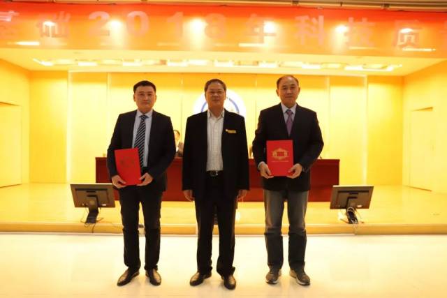 徐工基础副总经理张忠海为新聘任的首届公司 技术专家颁发聘书