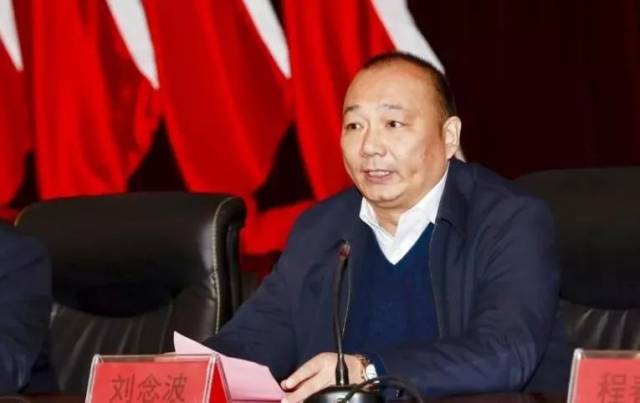 花冠集团董事长刘念波,薛城区委副书记程春常,花冠集团冠群芳常务副总