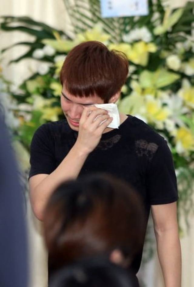 前棒棒堂成员小马泪别亡妻 因偷腥致其自杀