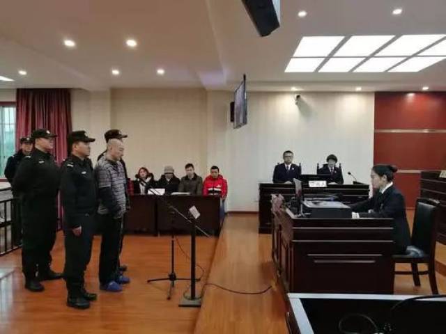吸毒后,他疯狂杀害父母女儿,逃离路上又杀红了眼.