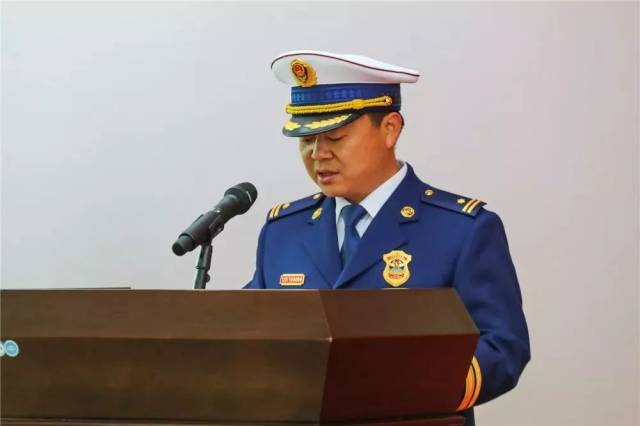 "我宣誓,我志愿加入国家消防救援队伍……" 在胡建峰支队长的带领下