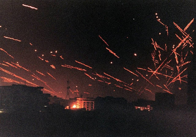 资料图:1991年1月,伊拉克首都巴格达的防空火力全开,照亮夜空