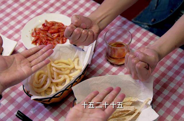 男子与好友一起喝酒划拳,喝醉急眼,把多年委屈道出,一个套路!