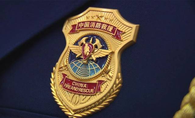 嘉定消防救援队伍今天迎旗授衔!举行换装仪式!