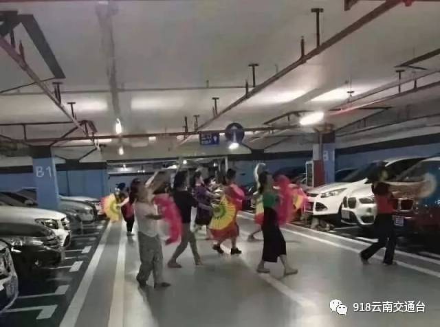 外面冷了,阿姨们竟转战去地下停车场跳广场舞,居民们怒了.