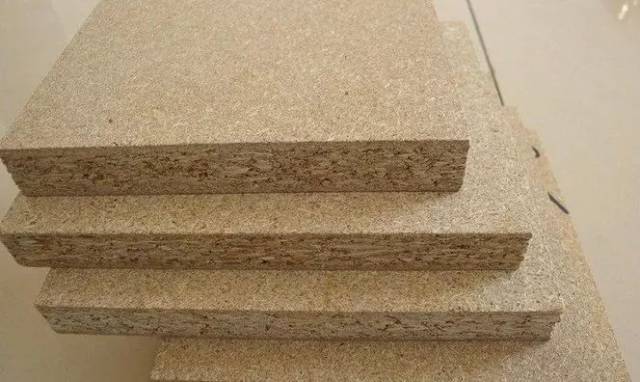 刨花板,就是 实木颗粒板,我们那里更通俗说法叫木糠板.