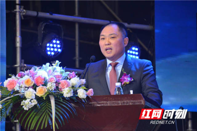 旺德府家居产业集团董事长周晓辉讲解企业发展历程和未来规划