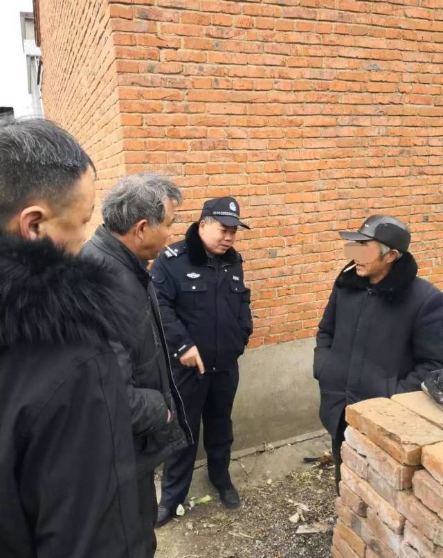 新野溧河铺派出所民警细心走访巧解纠纷握手言和,化干戈为玉帛