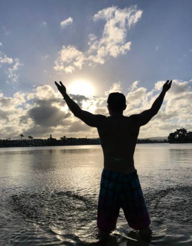 小泡芙一家五口游澳洲,哥哥长发飘飘像海王,周