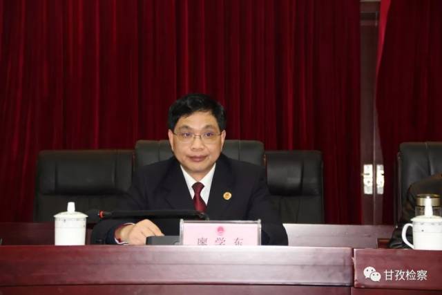 图为:甘孜州委组织部常务副部长邓建光宣读 州委提