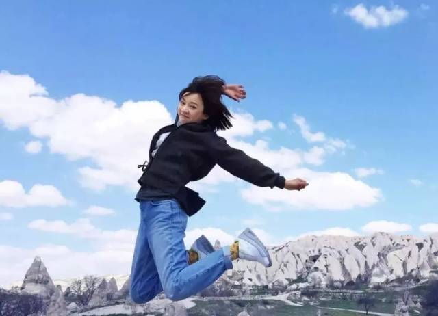 36岁陈意涵街上练瑜伽,挺孕肚狂跑5公里!