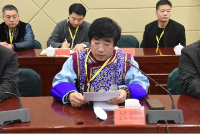 叶赫那拉根正先生向满族文化协会赠送牌匾.