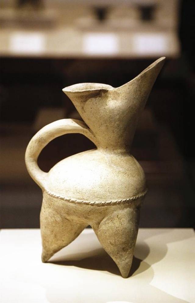 位于济南的山东博物馆正在展出5000年前的陶器,样子有点怪,不信请看