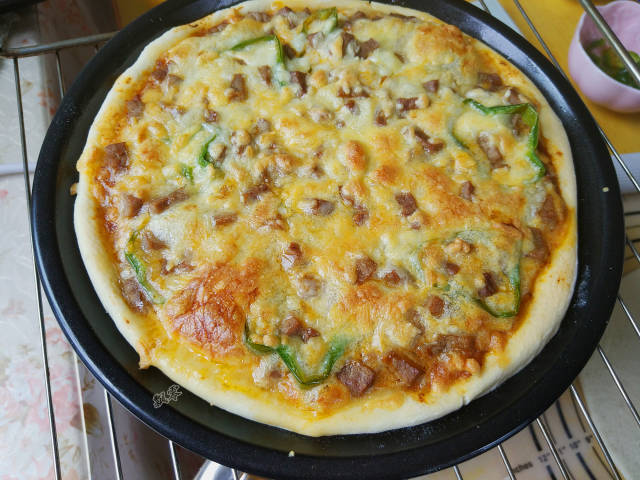 15.烘烤结束之后,将烤盘取出来,用披萨轮刀切开就可以吃啦.