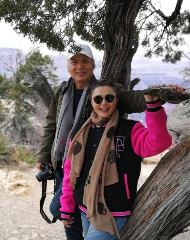 64岁姜黎黎晒与老公近照,夫妻恩爱甜蜜如初,晚年生活有声有色!