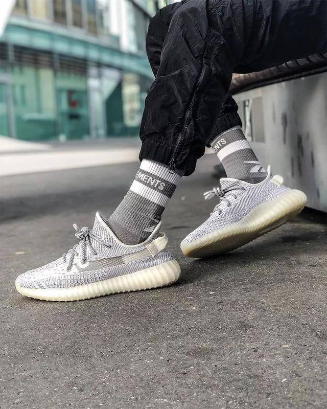 市场价降了一半"满天星 yeezy 350 v2 你要知道的三件事