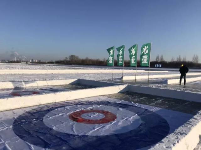 另外,哈尔滨新区江上公益冰雪活动基地提供 2个暖屋子和 1个移动公厕