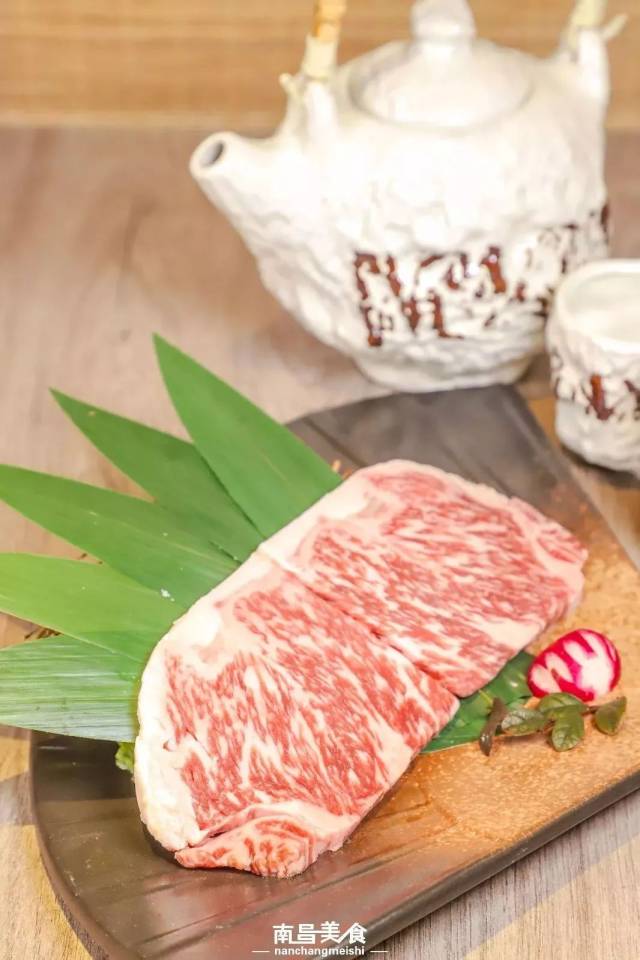 等级达到m10的西冷牛肉,取自和牛上腰部的脊肉,油花丰富且均匀.