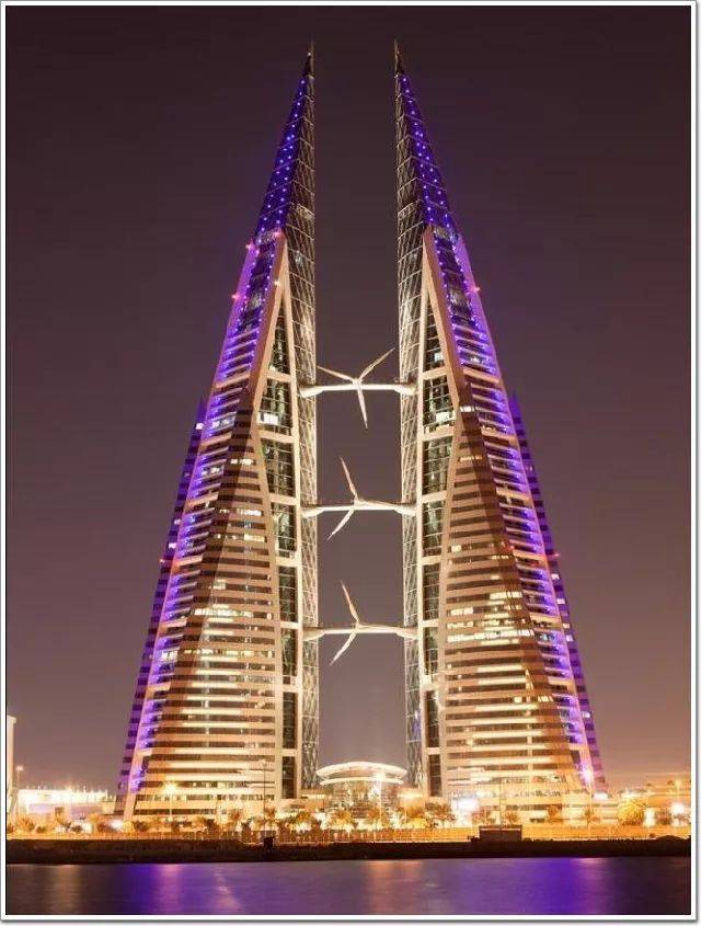 (61米),25层(97米)和35层(133米)处分别设置了一座重达75吨的跨越桥梁