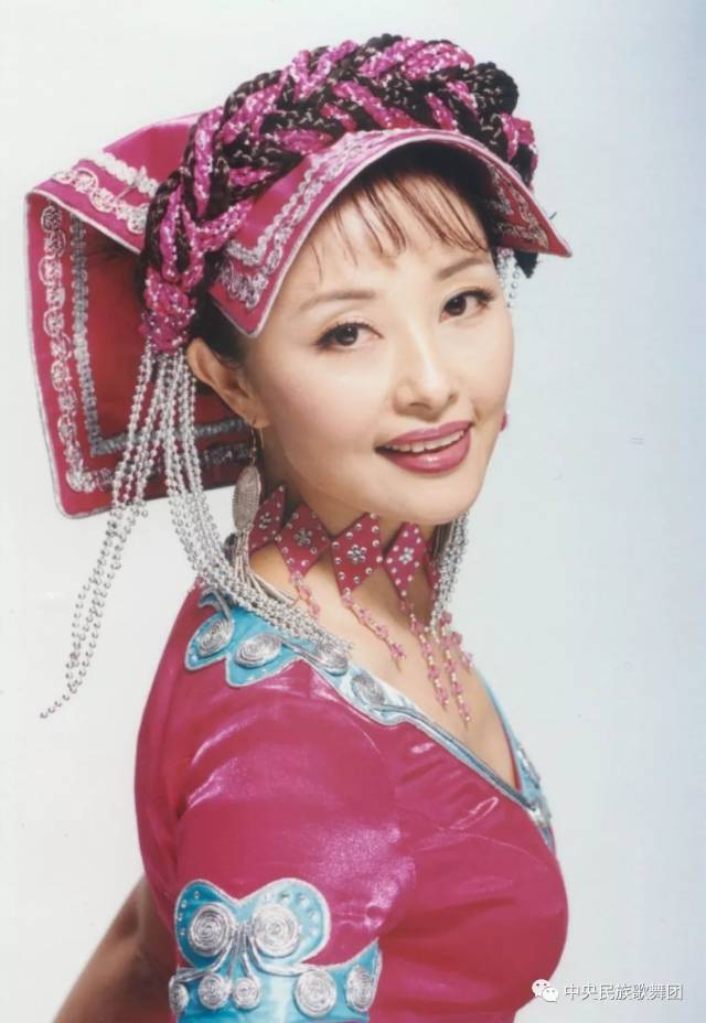 曲比阿乌是从四川省凉山彝族自治州美姑县走出的第一位彝族女高音歌唱