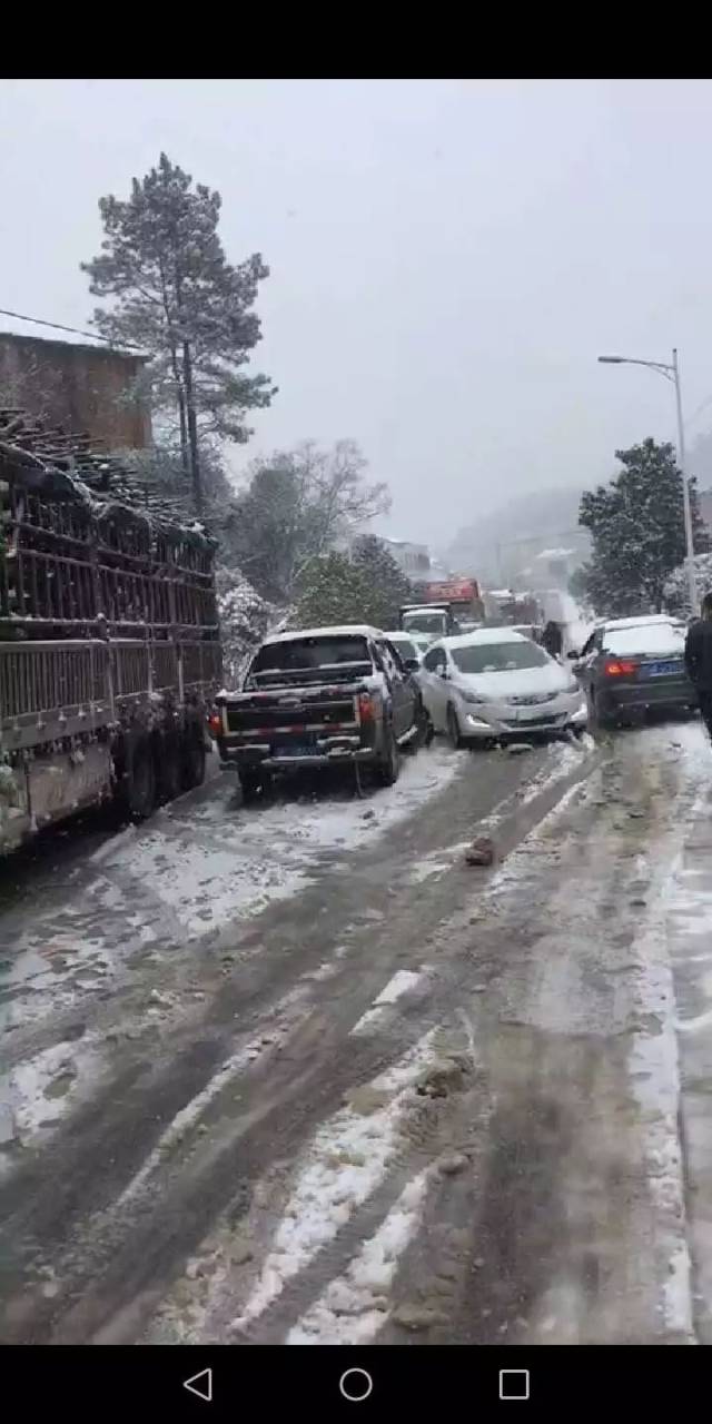 下雪路滑发生的事故,造成道路不通.