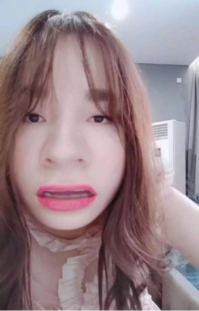 前阵子流行捧脸杀,雷佳音就因为操作不当,乱吐口水遭到了大家的嘲笑!