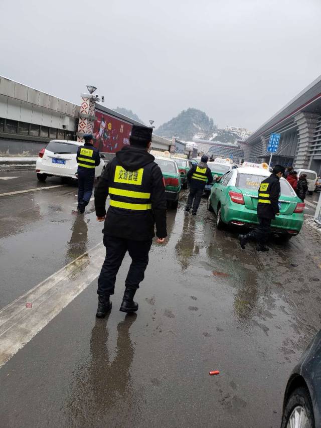 以雪为令 贵阳运管积极迎战冰冻雨雪天