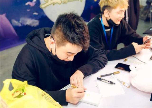 这货有点帅!王者荣耀第一阿轲空伐线下露面,小姐姐们把他包围了