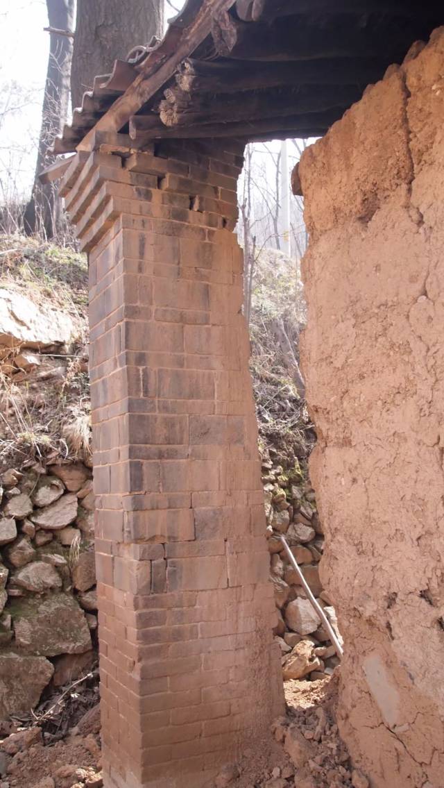 墙已侧出,进行矫正.矫正还原后,重新砌墙.