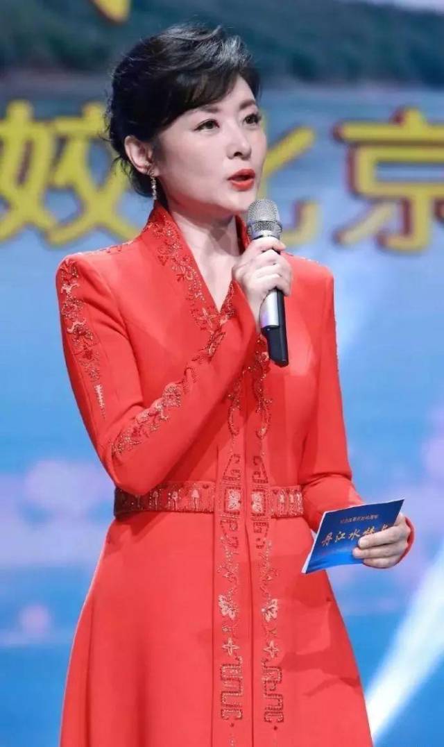 被网友誉为央视最美气质主持人!合影仍站c位