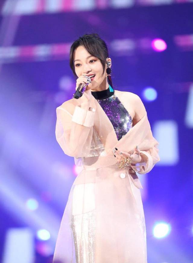 真忙?张韶涵两台跨年晚会上同时出现,分别穿