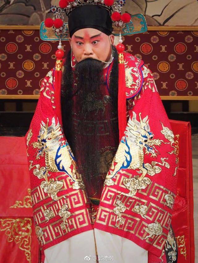 郭德纲昨日发微博,在人民大会堂举行京剧演出!水平咋样不知道