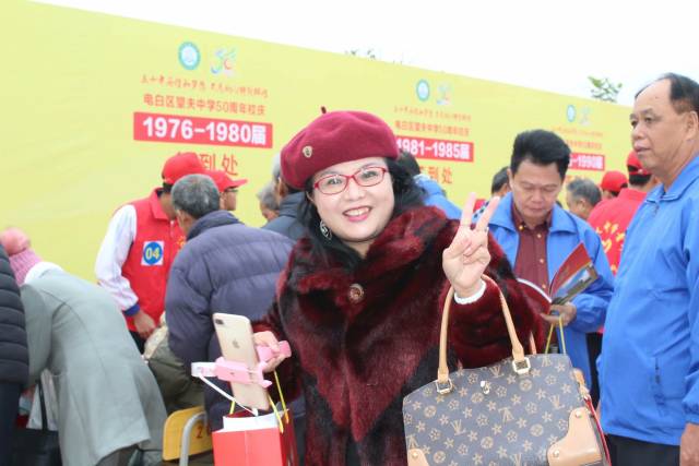 总监,执行董事叶桂燕及其兄弟捐赠200米塑胶跑道项目工程造价30多万元