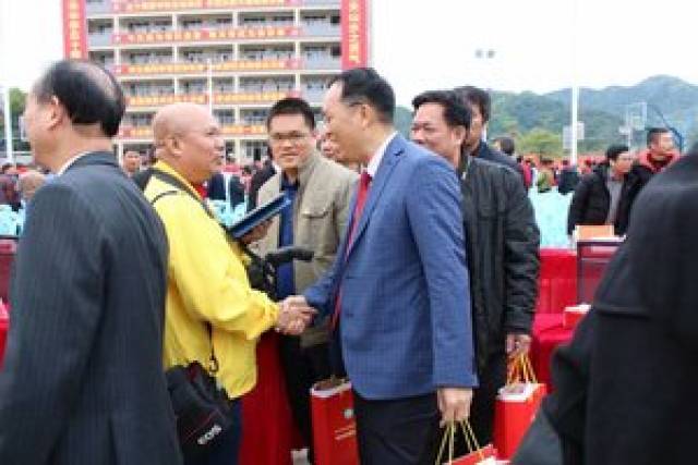 东莞市以纯集团有限公司创始人之一,公司设计总监,执行董事叶桂燕及其