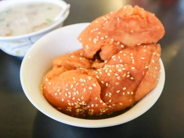 另外一样到店必点的是西关招牌小吃—— 德昌咸煎饼.