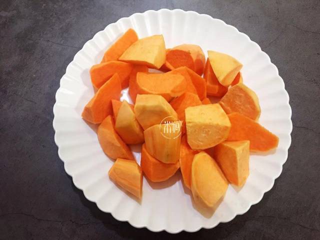 【做法】 第一步:先把红薯用刨刀把皮去掉,再冲洗干净,滚刀切成小块装