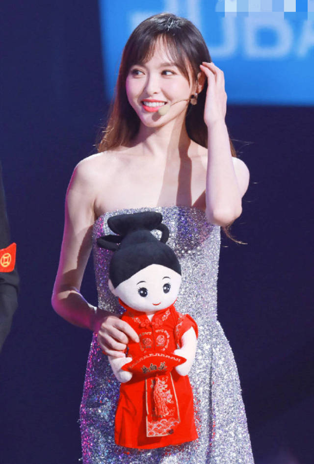 唐嫣出席跨年晚会两套紧身造型身材纤细依旧力破怀孕传闻