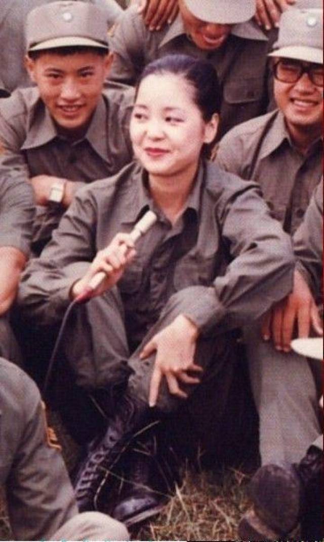 1981年邓丽君金门劳军彩照:身穿军装,人群中献唱,亲吻男士兵