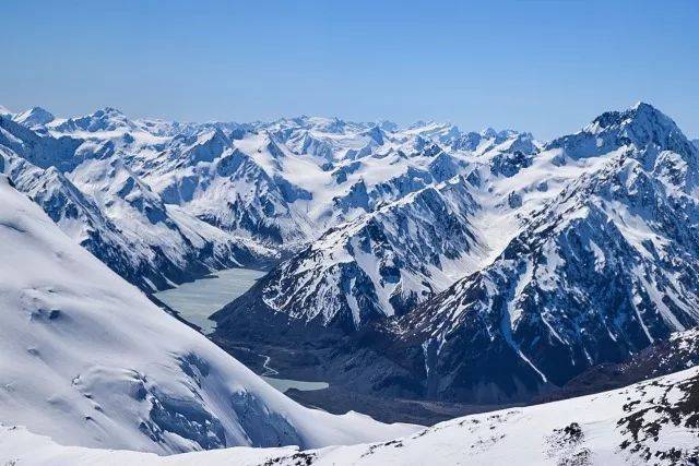 格拉纳达坐落在内华达雪山脚下,你站在城中,便可以看到雪山在阳光下