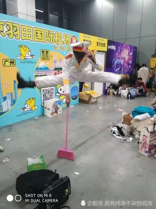 也有玩家表示:普通舰长只能做到空中劈叉 像这种劈叉还带托帽的 一看