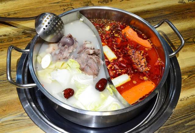 不是好火锅" 来骨头王吃火锅,当然要点" 骨头鸳鸯锅"尝尝鲜 除此之外