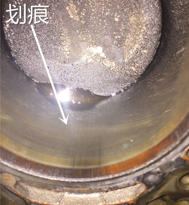 发动机的中缸,厚重的积碳已经让我无法看见了活塞顶原来的真正面目.