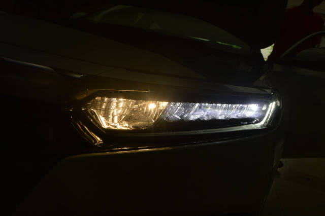 本田十代雅阁,原车近光led,远光卤素灯碗,灯光效果有点差强人意!