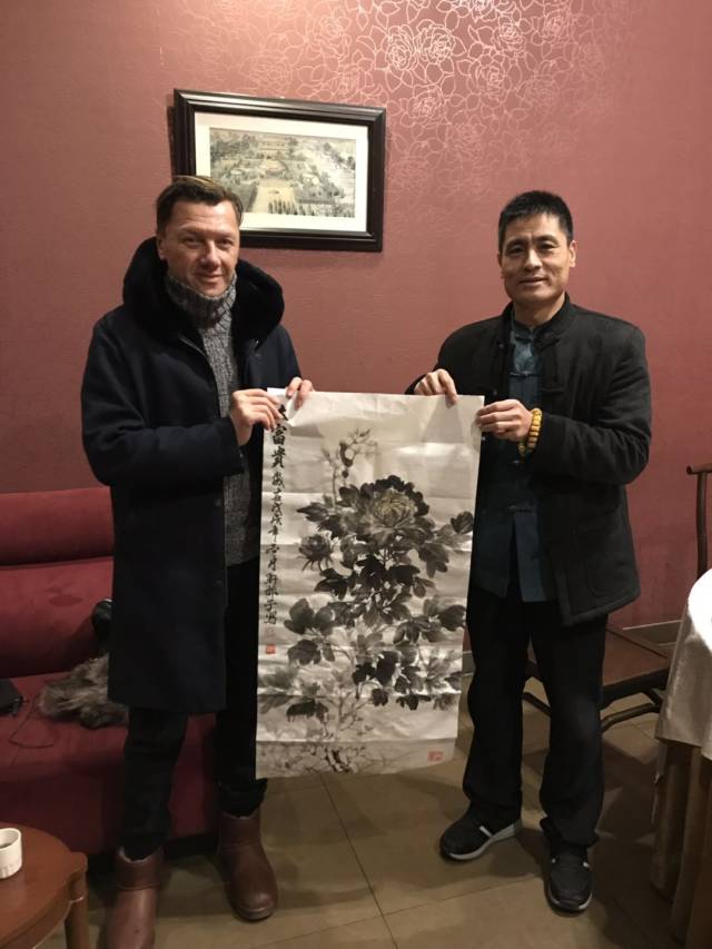 北京画家王银锁的牡丹图被克列尔●尼古拉耶维奇先生收藏.