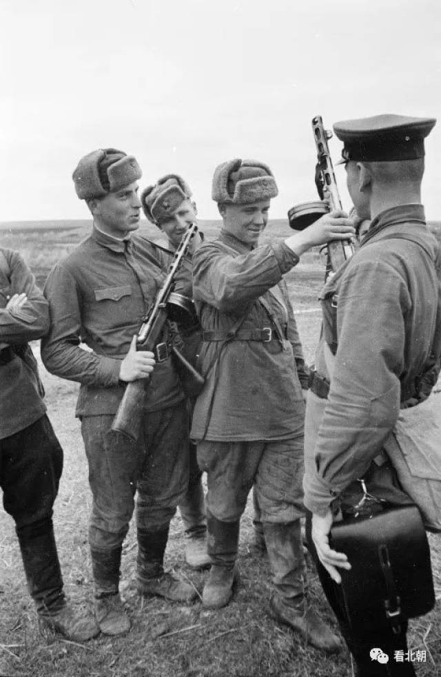 二战最适合大量装备的冲锋枪苏军波波沙的战场老照片