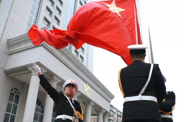 1月 2日,第一个工作日,南京海关机关举行元旦升国旗仪式