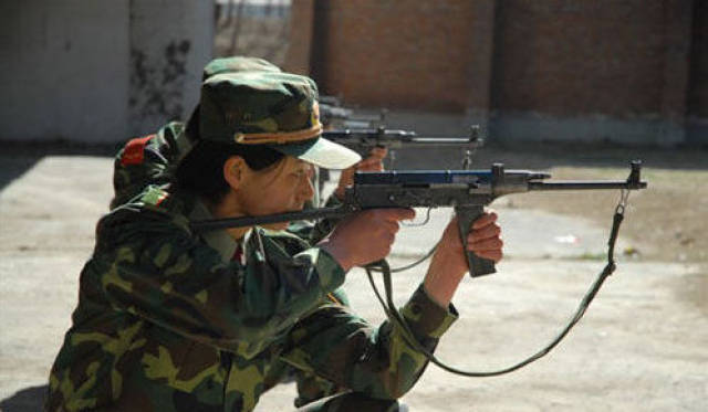 轻型冲锋枪是我国设计制造的第一种轻型冲锋枪,是我军80年代侦察兵